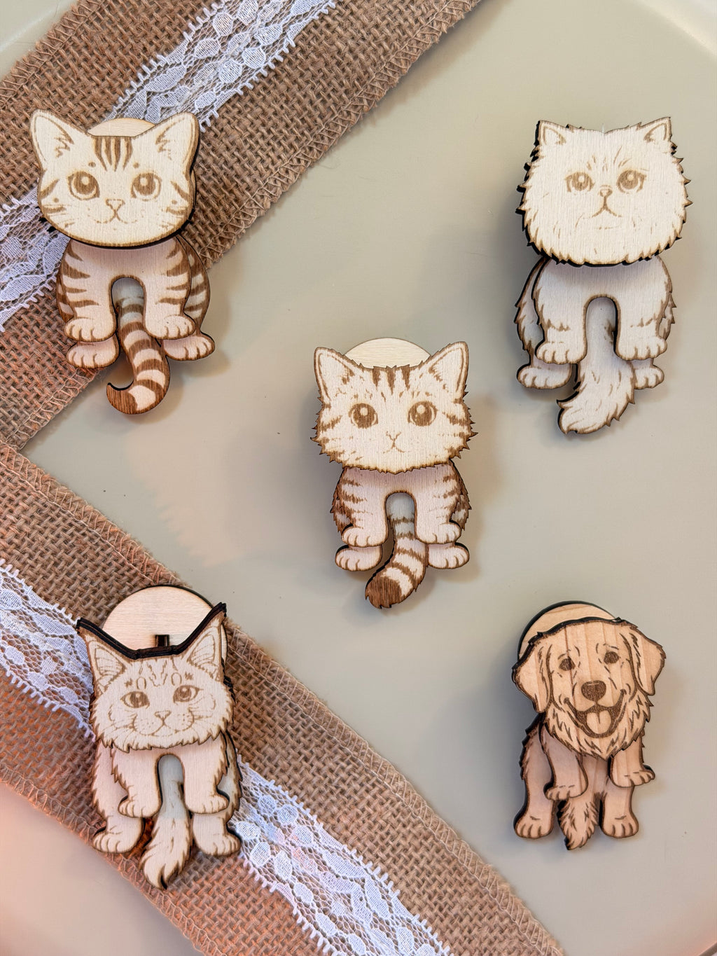 Magnet Chat ou Chien en Bois Peint Multicouche - Aimant Décoratif Pattes Articulées