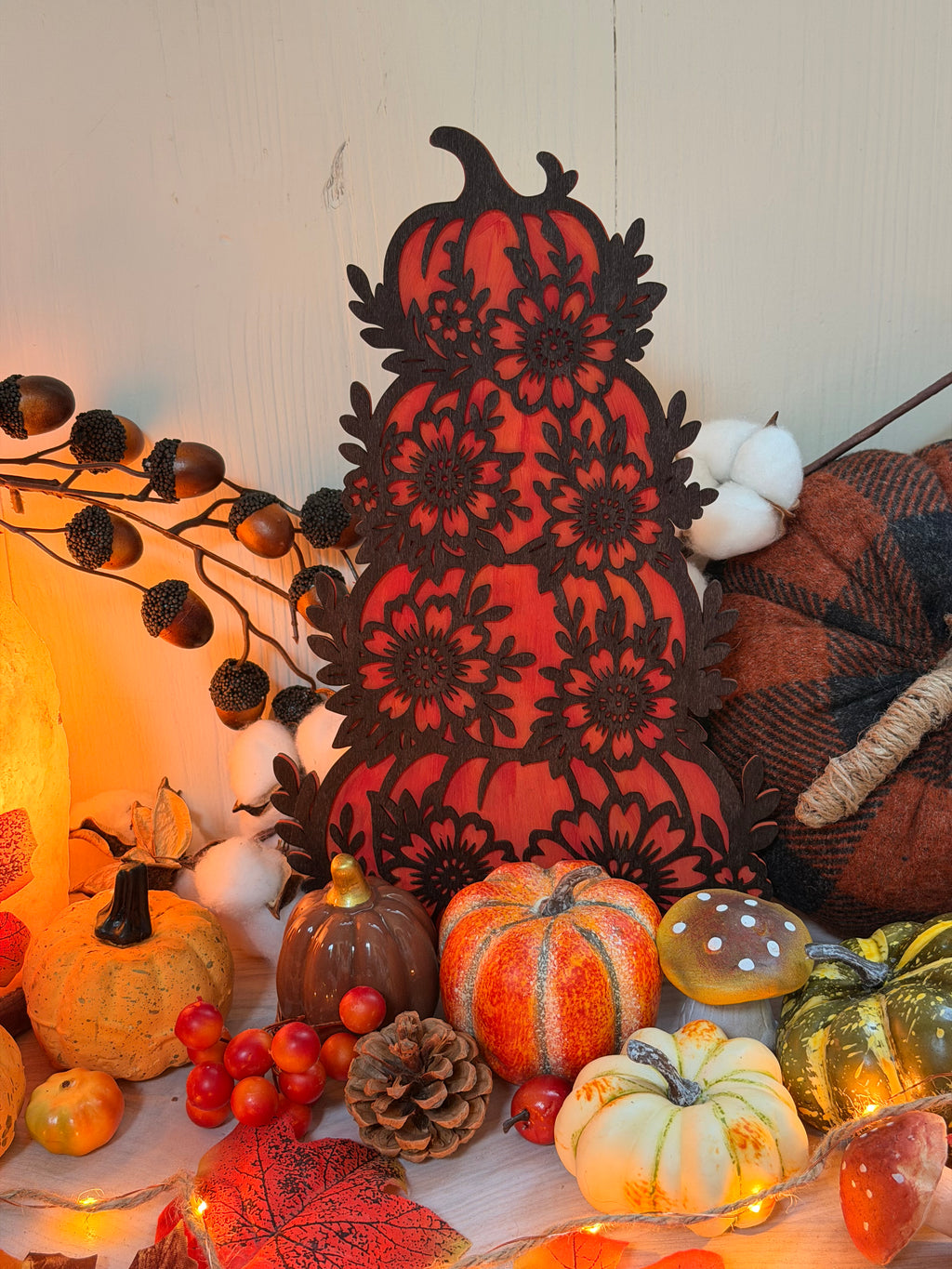 L'Automne Floral, sculpture de citrouilles empilées en bois gravé rouge à motifs floraux baroque, décoration d'automne - L'Atelier du Moulin