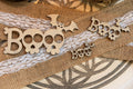 Ensemble décoratif Halloween BOO en bois gravé et découpé au laser, avec chauve-souris, grande plaque et mini décorations assorties - L'Atelier du Moulin