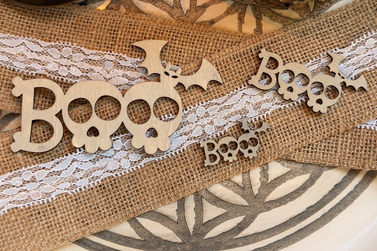 Ensemble décoratif Halloween BOO en bois gravé et découpé au laser, avec chauve-souris, grande plaque et mini décorations assorties - L'Atelier du Moulin