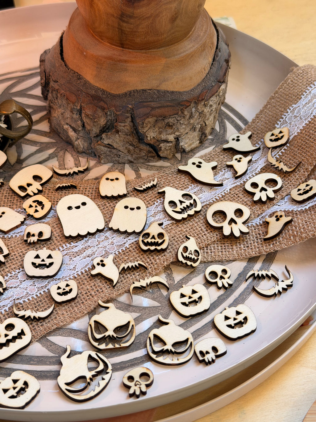 Grand Lot de Confettis Halloween en Bois Gravé (env. 80 pièces) - Crânes, Fantômes, Citrouilles, Chats
