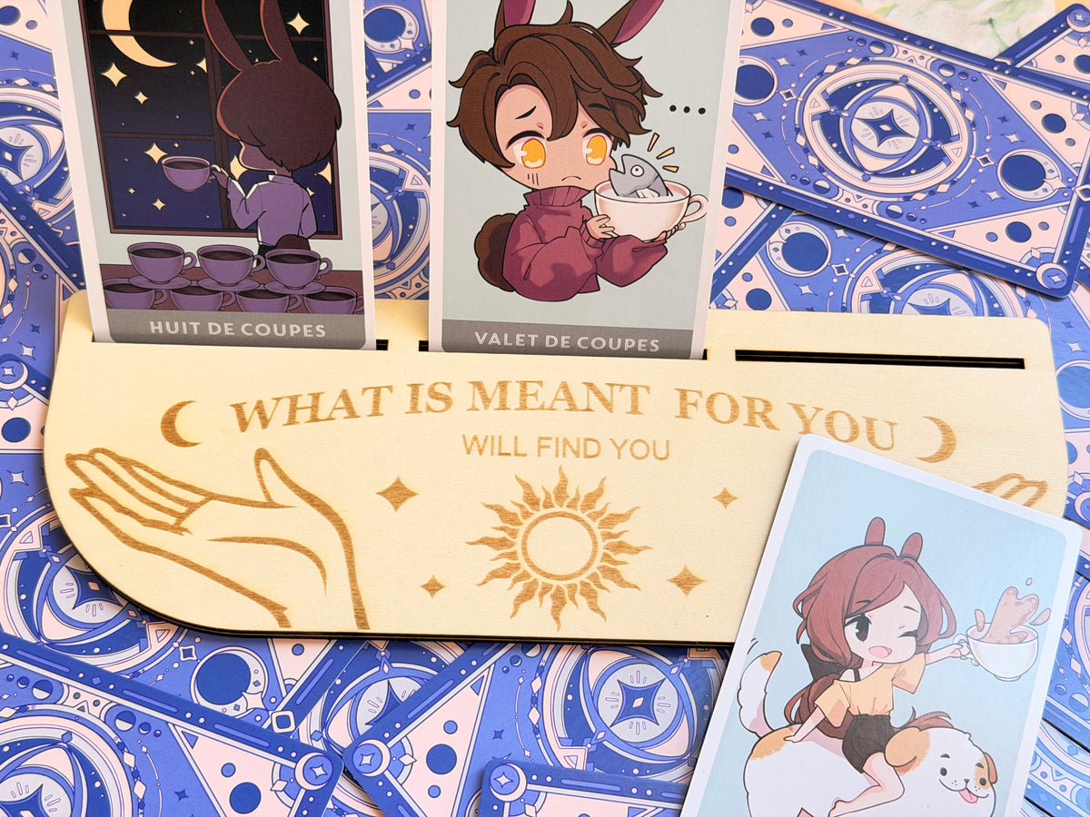 Présentoir Cartes Tarot en Bois de Tilleul Gravé "What Is Meant For You Will Find You"