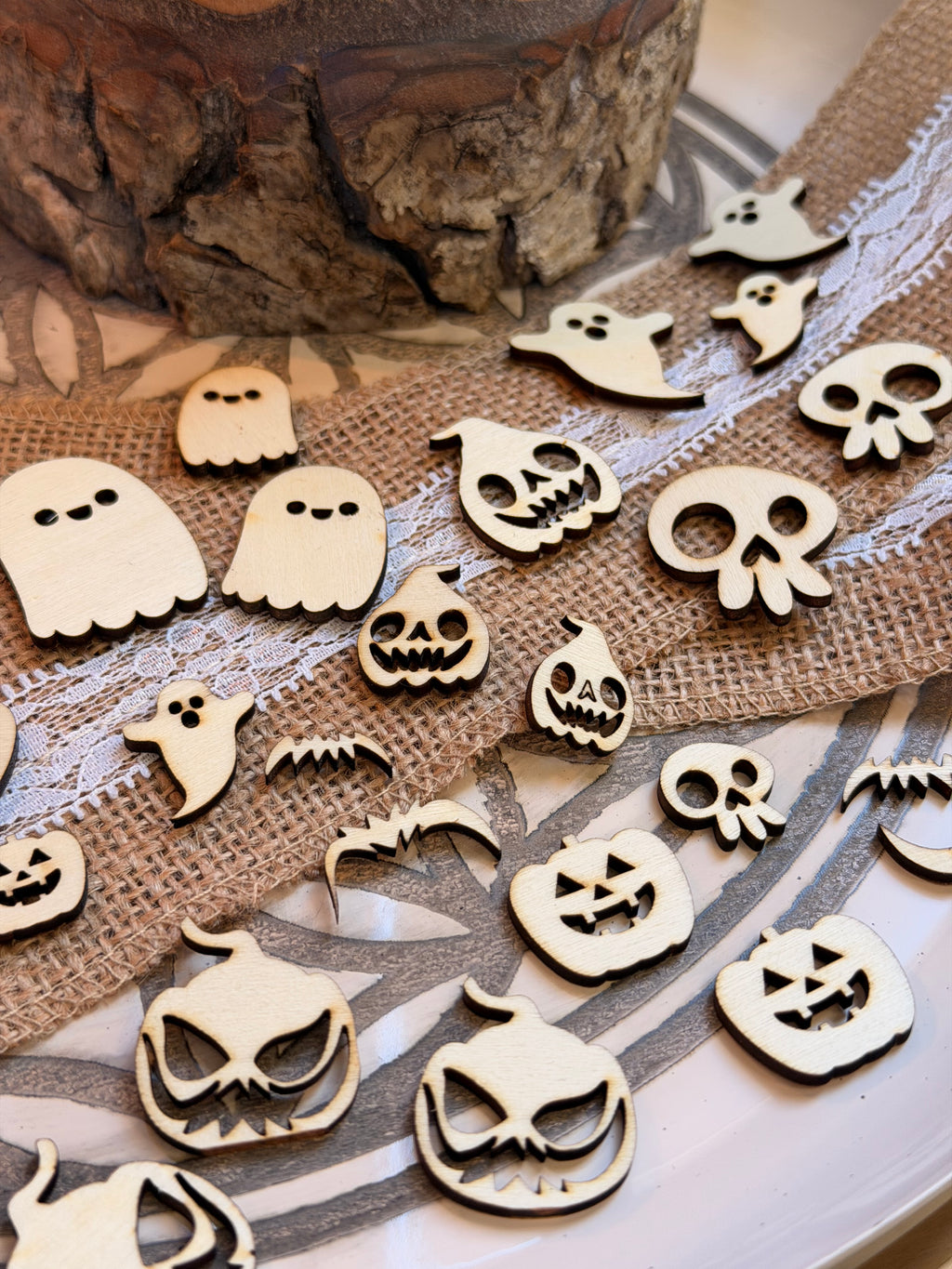 Grand Lot de Confettis Halloween en Bois Gravé (env. 80 pièces) - Crânes, Fantômes, Citrouilles, Chats
