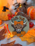 Aimant "Hello Fall" en bois gravé et découpé au laser, vache Highland avec nœud et citrouilles, décoration d'automne - L'Atelier du Moulin