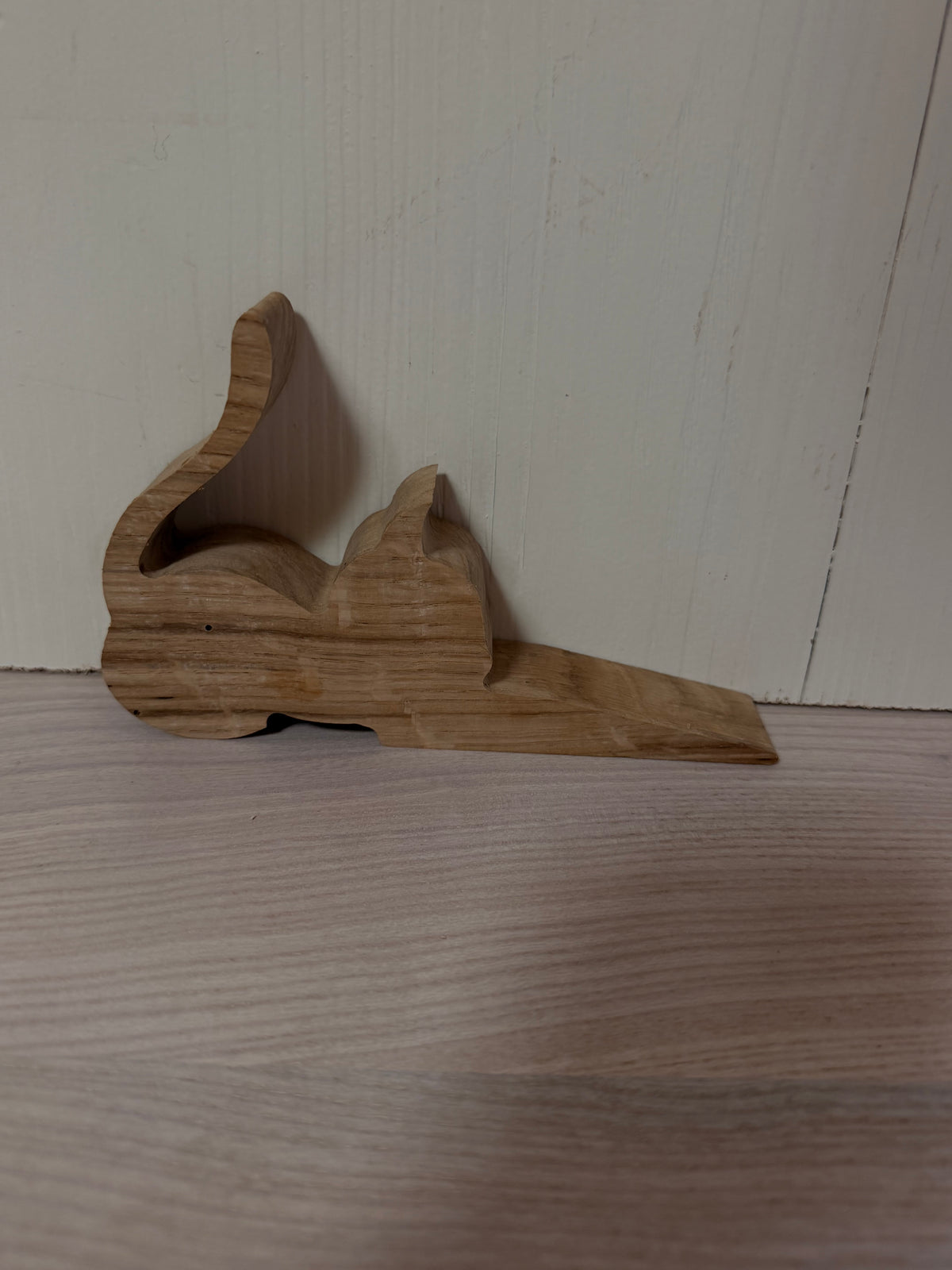 Cale-porte en bois massif en forme de chaton allongé, découpé au laser - L'Atelier du Moulin