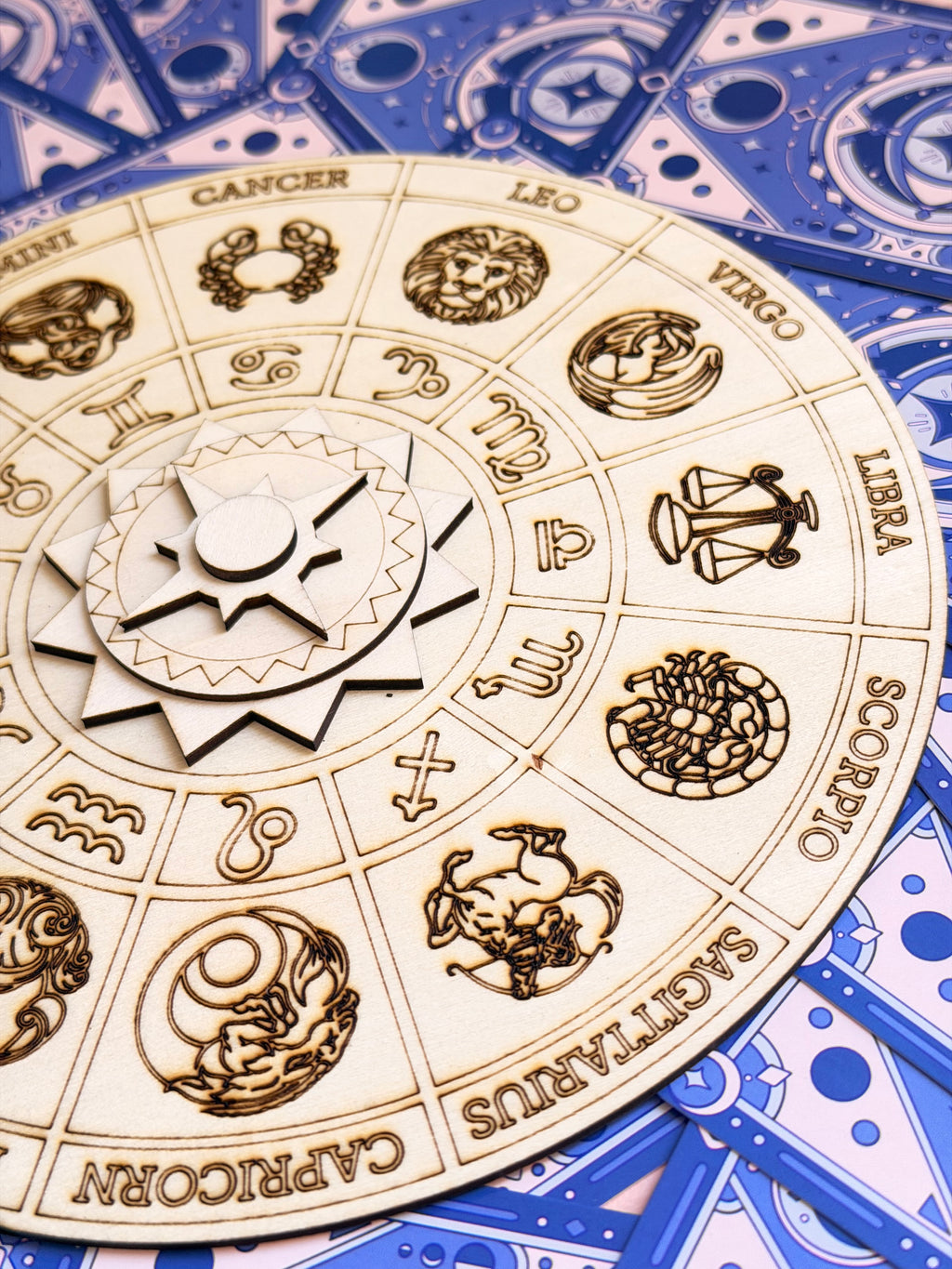 Roue du Zodiaque en Bois Gravé à Deux Niveaux - Décoration Astrologie