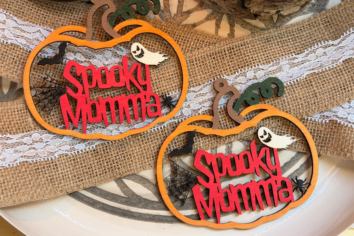 Lot de 2 Ornements Citrouille "Spooky Momma" en Bois Peint - Décoration Halloween