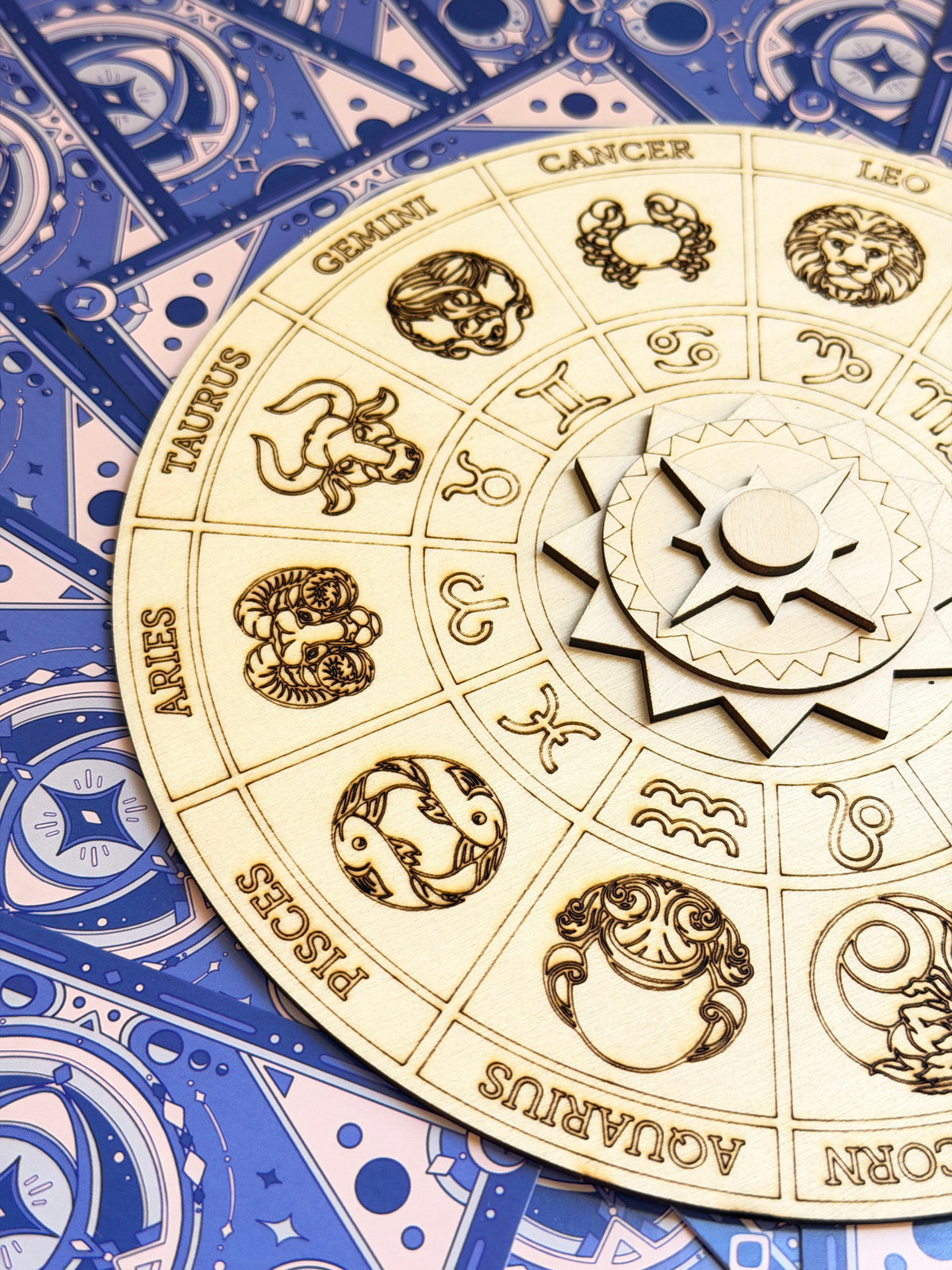 Roue du Zodiaque en Bois Gravé à Deux Niveaux - Décoration Astrologie