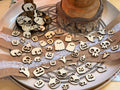 Grand lot de confettis Halloween en bois gravé et découpé au laser, environ 80 pièces crânes, fantômes, citrouilles et chats - L'Atelier du Moulin