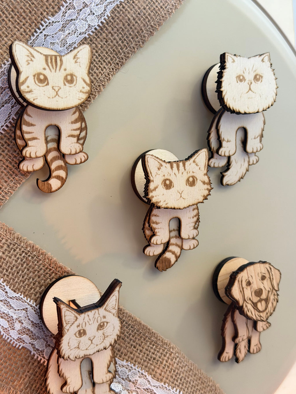 Magnet Chat ou Chien en Bois Peint Multicouche - Aimant Décoratif Pattes Articulées