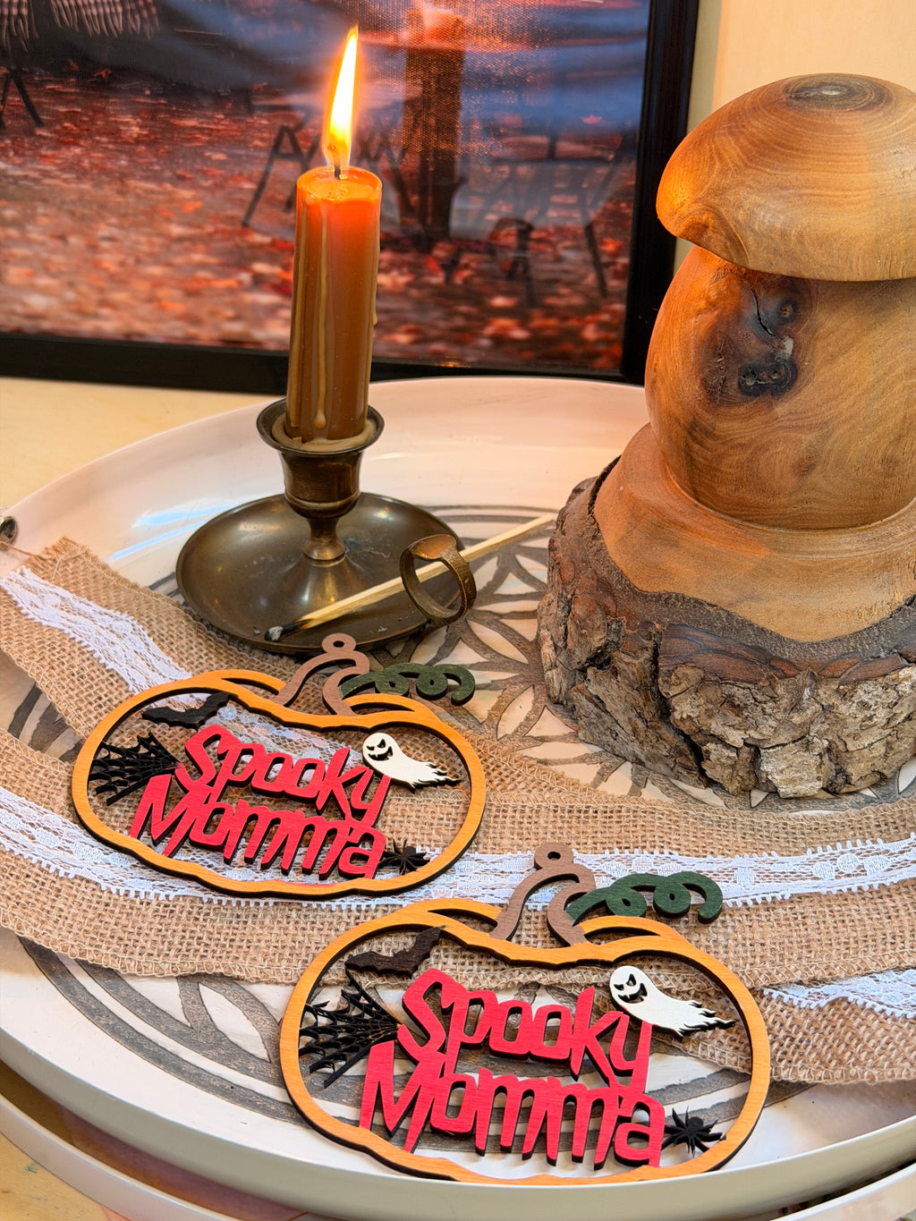 Lot de 2 ornements citrouille "Spooky Momma" en bois peint rouge et orange, gravure fantôme, décoration Halloween - L'Atelier du Moulin