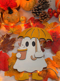 Agathe sous l'averse, fantôme en bois peint et découpé au laser avec parapluie, bottes et boisson, décoration Halloween/Automne - L'Atelier du Moulin