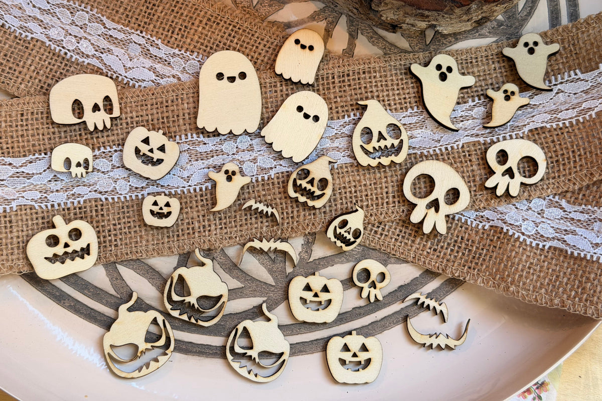 Grand Lot de Confettis Halloween en Bois Gravé (env. 80 pièces) - Crânes, Fantômes, Citrouilles, Chats
