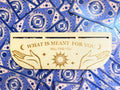 Présentoir Cartes Tarot en Bois de Tilleul Gravé "What Is Meant For You Will Find You"