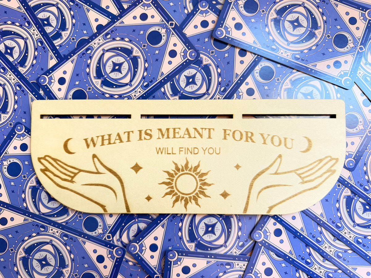 Présentoir Cartes Tarot en Bois de Tilleul Gravé "What Is Meant For You Will Find You"