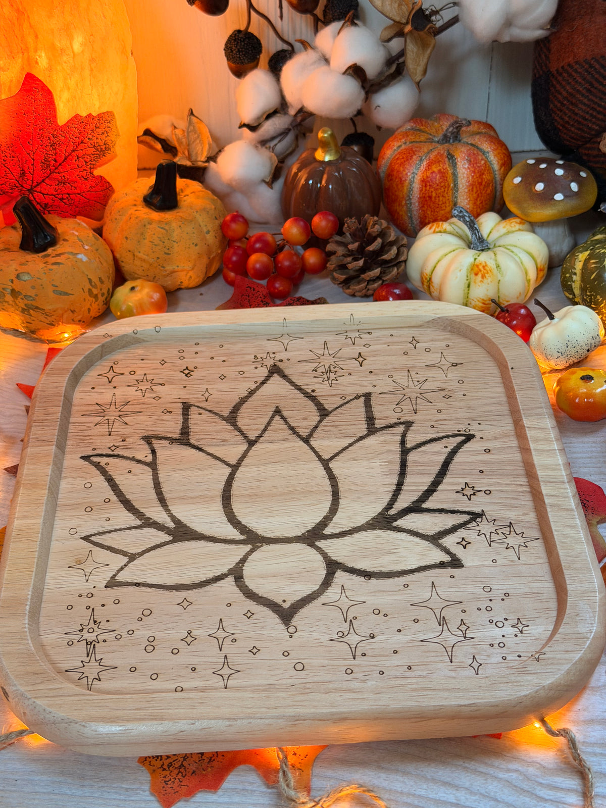 Dessous de Plat en Bois Gravé – Motif Lotus et Étoiles