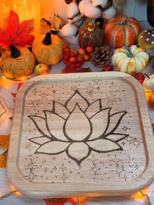 Dessous de Plat en Bois Gravé – Motif Lotus et Étoiles