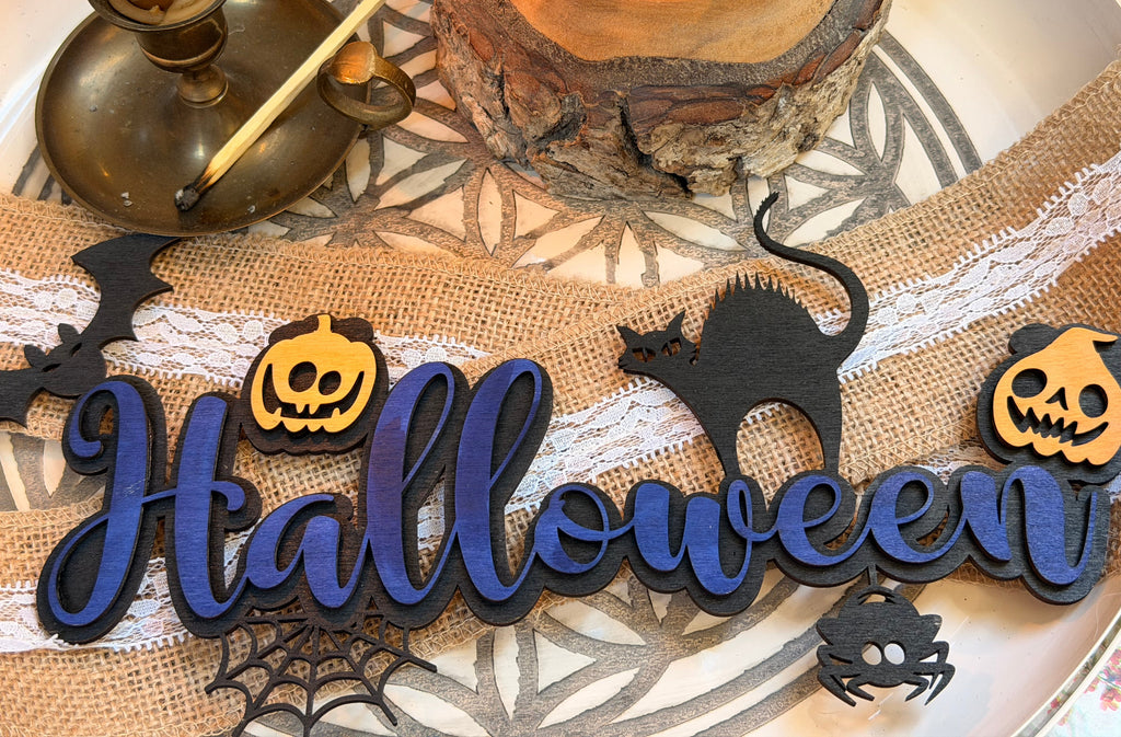 Plaque décorative "Halloween" en bois peint violet et bleu nuit, avec citrouilles, chat noir, chauve-souris, araignée et toile - L'Atelier du Moulin