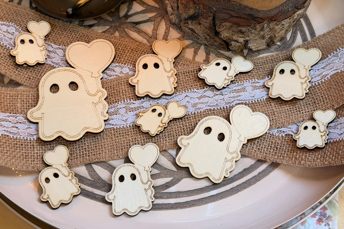 Confettis de Table Fantômes Kawaii en Bois Gravé - Décoration Halloween (Lot de 10)