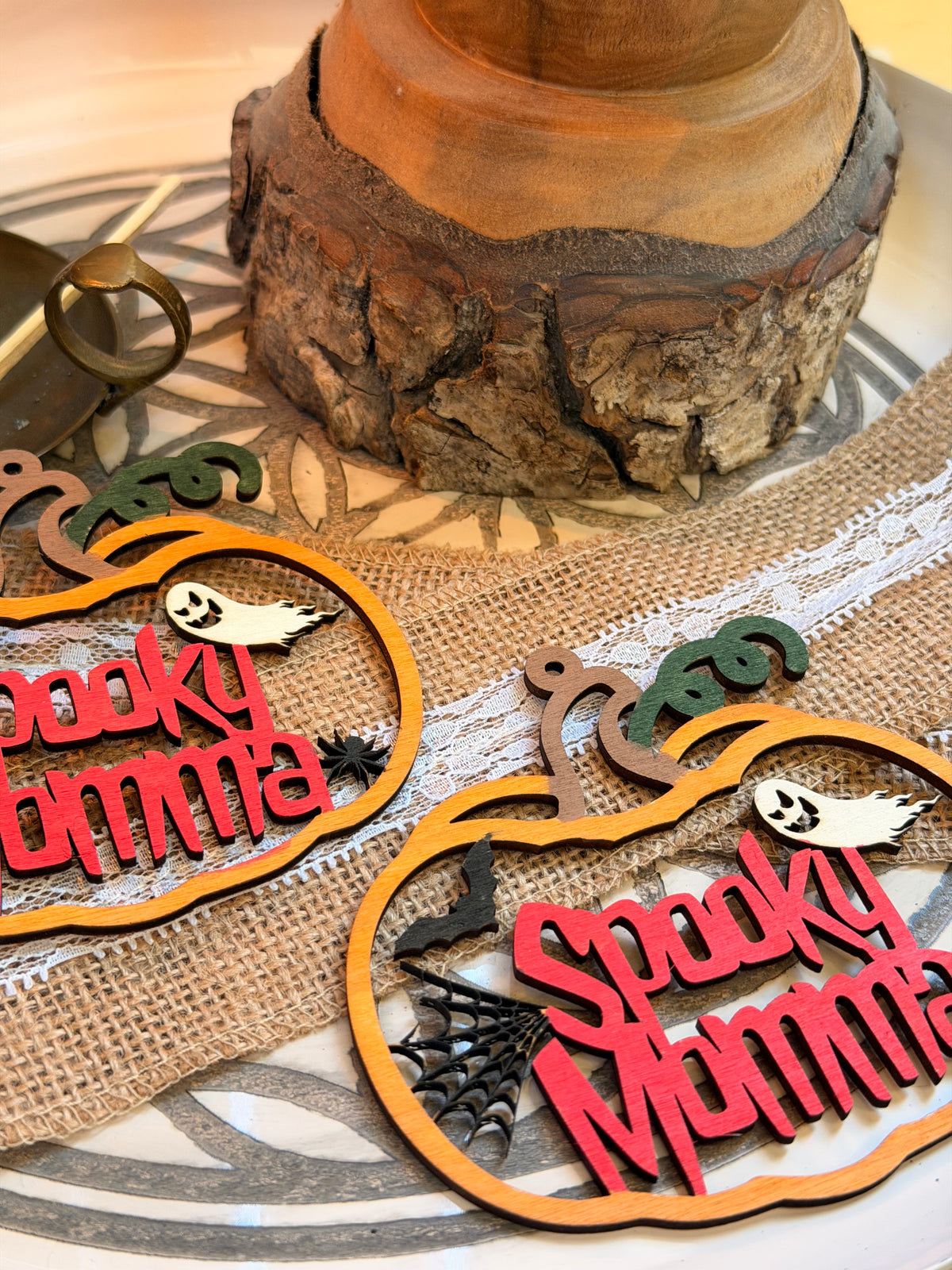 Lot de 2 Ornements Citrouille "Spooky Momma" en Bois Peint - Décoration Halloween