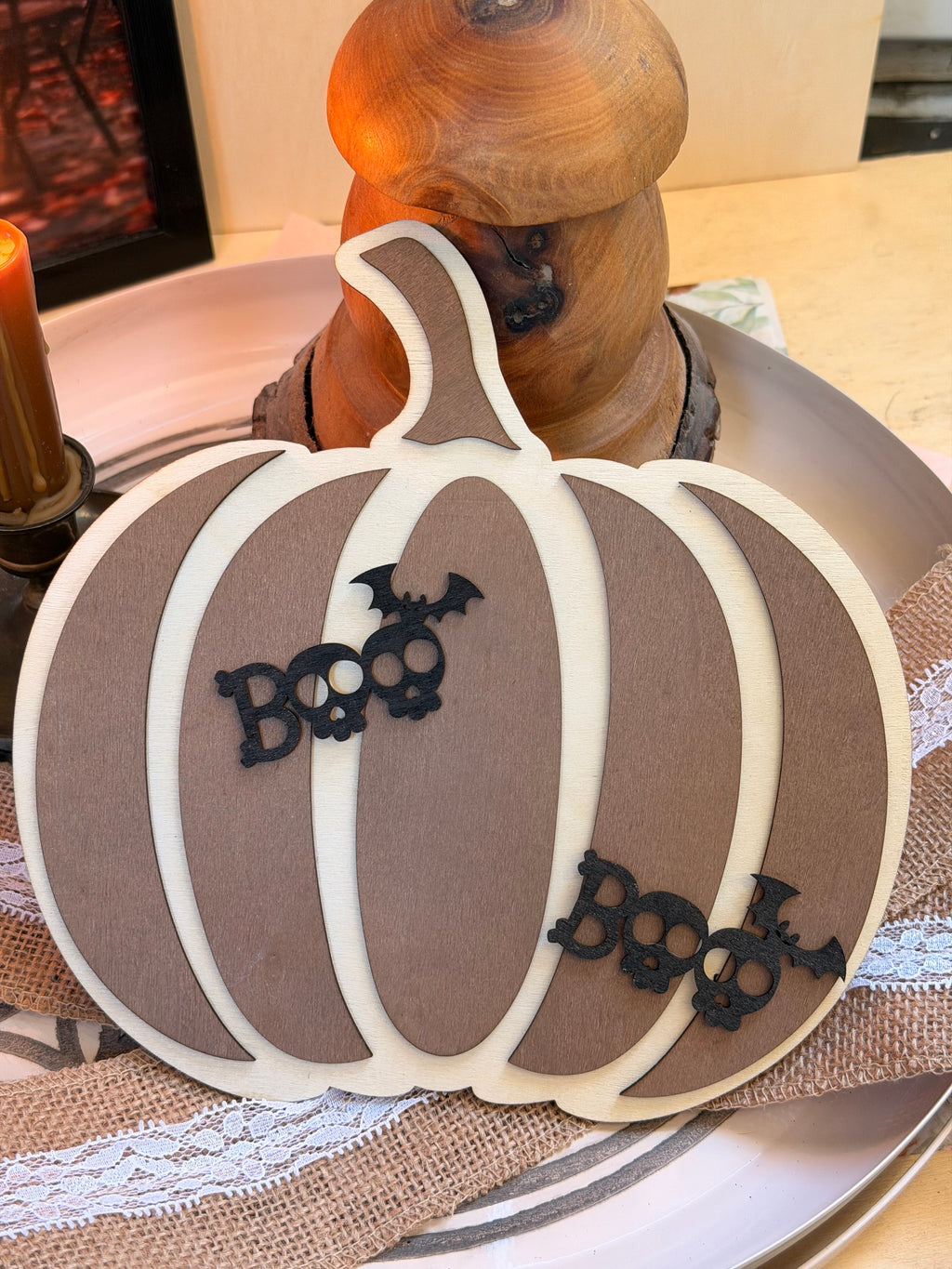 Plaque citrouille "Boo" en bois multicouche marron et naturel, silhouette de citrouille gravée et découpée au laser avec chauves-souris - L'Atelier du Moulin