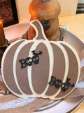 Plaque citrouille "Boo" en bois multicouche marron et naturel, silhouette de citrouille gravée et découpée au laser avec chauves-souris - L'Atelier du Moulin