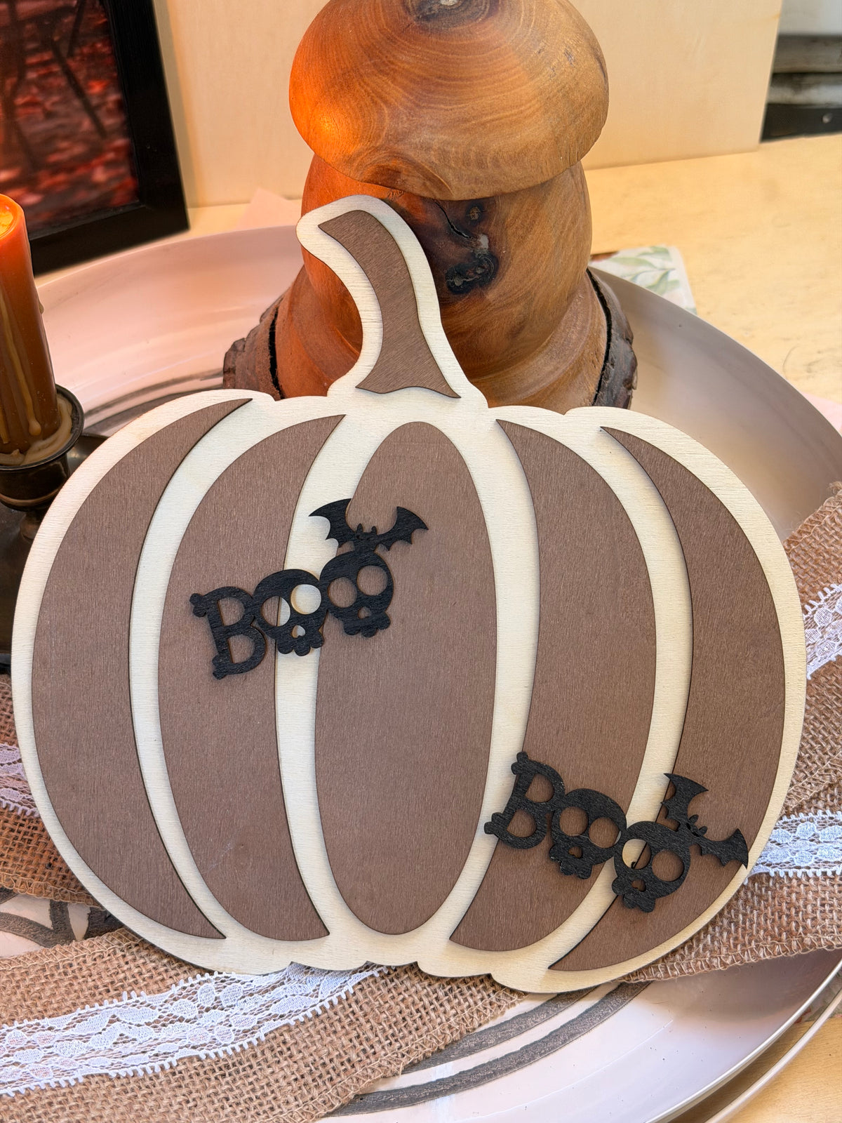 Plaque citrouille "Boo" en bois multicouche marron et naturel, silhouette de citrouille gravée et découpée au laser avec chauves-souris - L'Atelier du Moulin