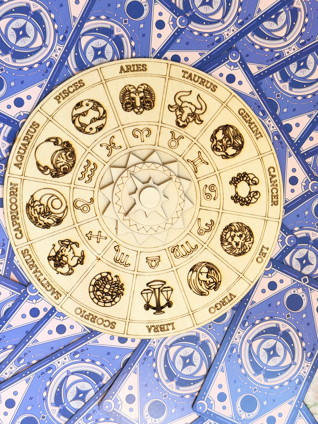 Roue du Zodiaque en Bois Gravé à Deux Niveaux - Décoration Astrologie