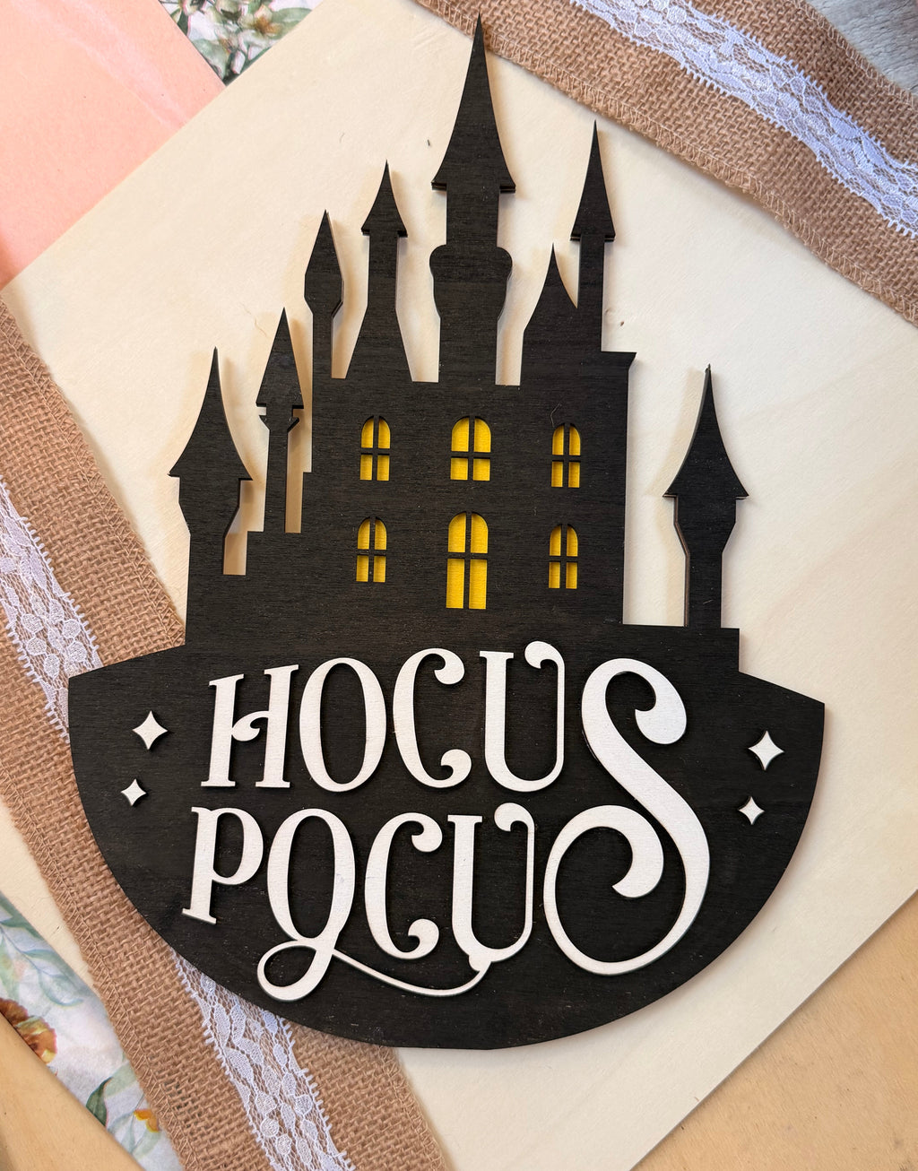Plaque Château de Sorcières en Bois Noir - Décoration Halloween Fenêtres Lumineuses
