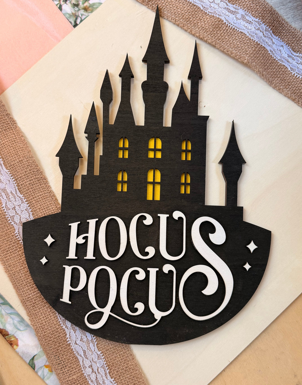 Plaque Château de Sorcières en Bois Noir - Décoration Halloween Fenêtres Lumineuses