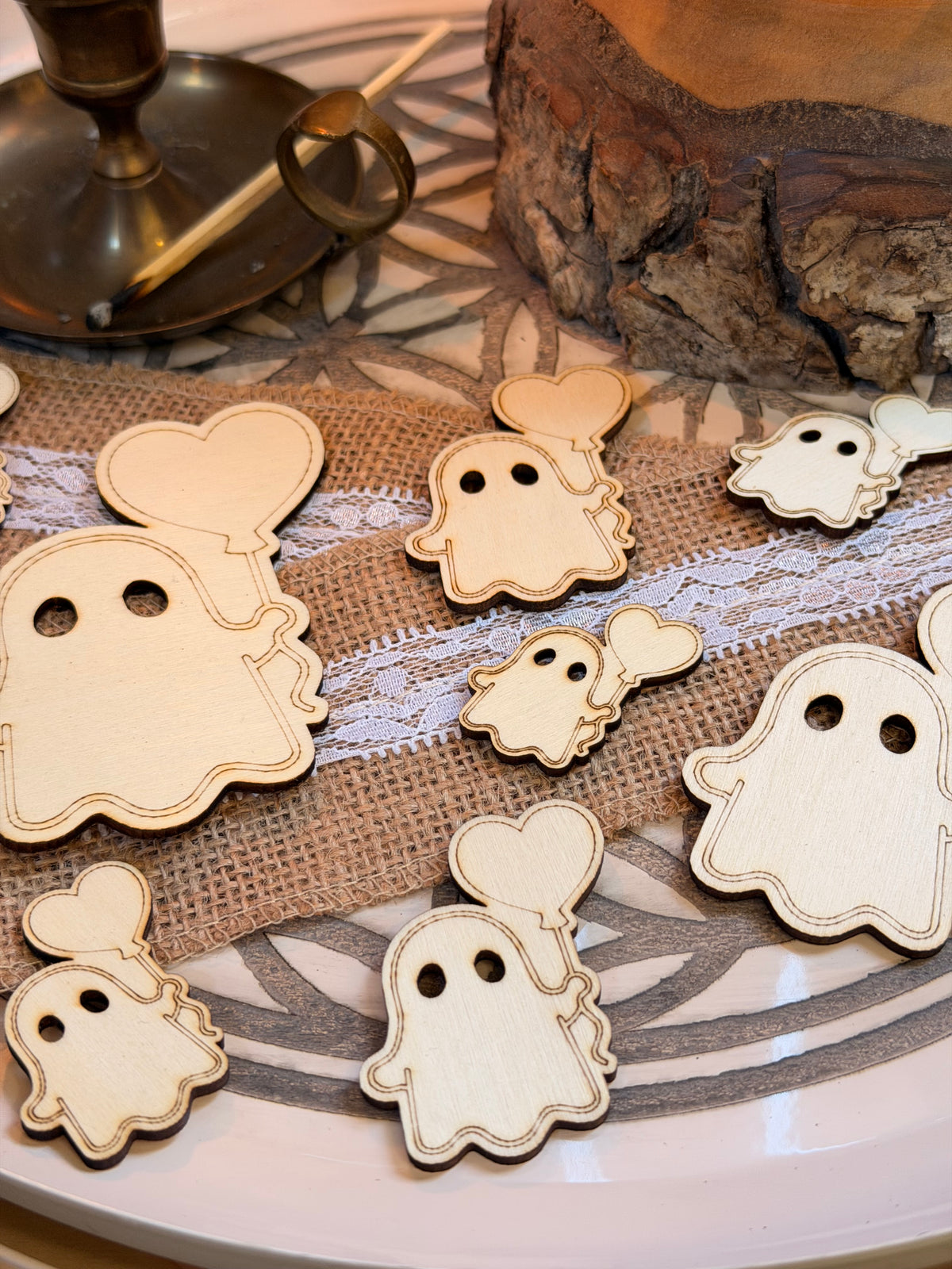 Confettis de Table Fantômes Kawaii en Bois Gravé - Décoration Halloween (Lot de 10)