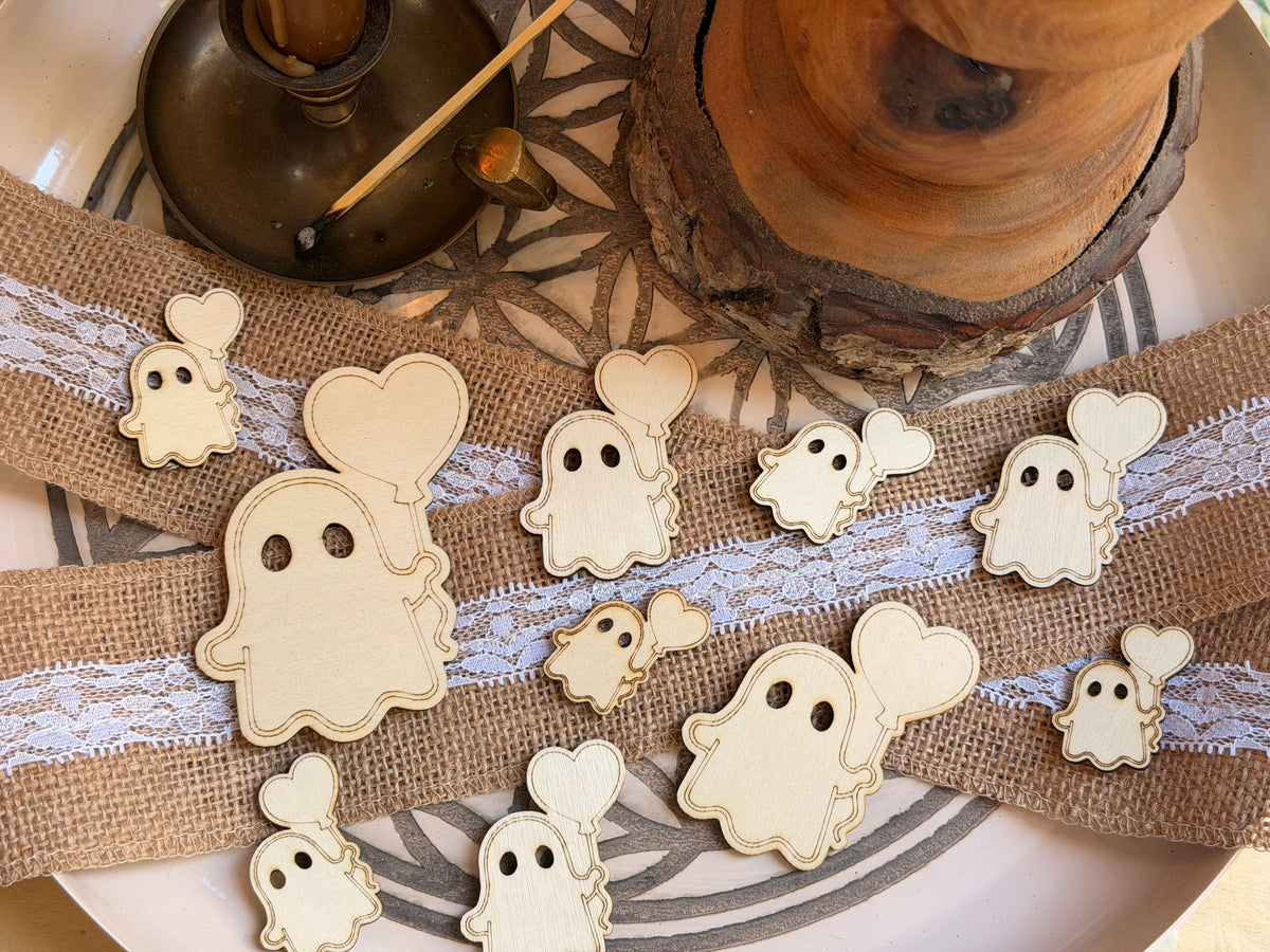Confettis de table fantômes kawaii en bois gravé et découpé au laser, tenant un cœur en forme de ballon, décoration Halloween - L'Atelier du Moulin