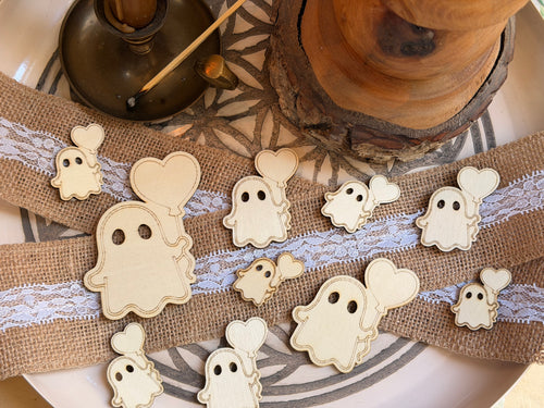 Confettis de table fantômes kawaii en bois gravé et découpé au laser, tenant un cœur en forme de ballon, décoration Halloween - L'Atelier du Moulin