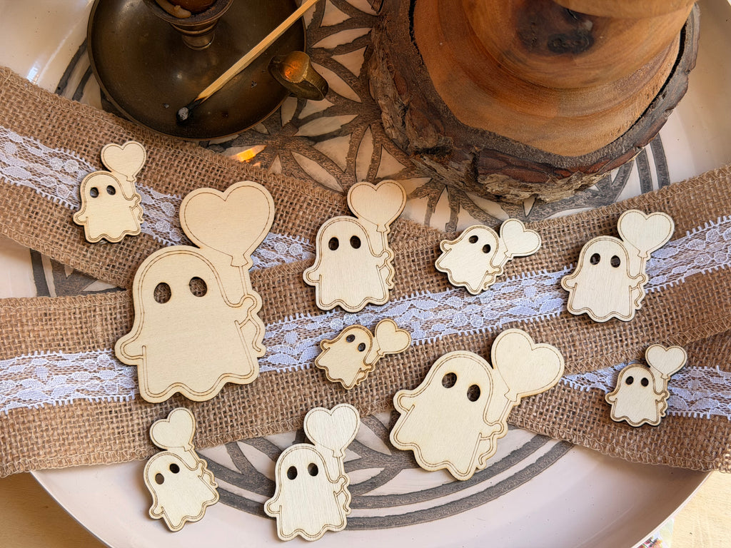 Confettis de Table Fantômes Kawaii en Bois Gravé - Décoration Halloween (Lot de 10)