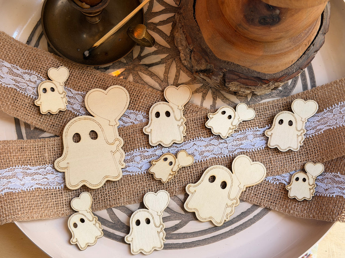 Confettis de Table Fantômes Kawaii en Bois Gravé - Décoration Halloween (Lot de 10)