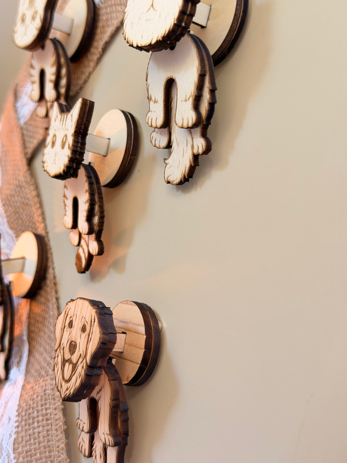 Magnet Chat ou Chien en Bois Peint Multicouche - Aimant Décoratif Pattes Articulées