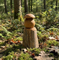 Sculpture "L'Or de l'Acacia" en bois de robinier en forme de champignon, pièce unique en extérieur dans une sous-bois - L'Atelier du Moulin
