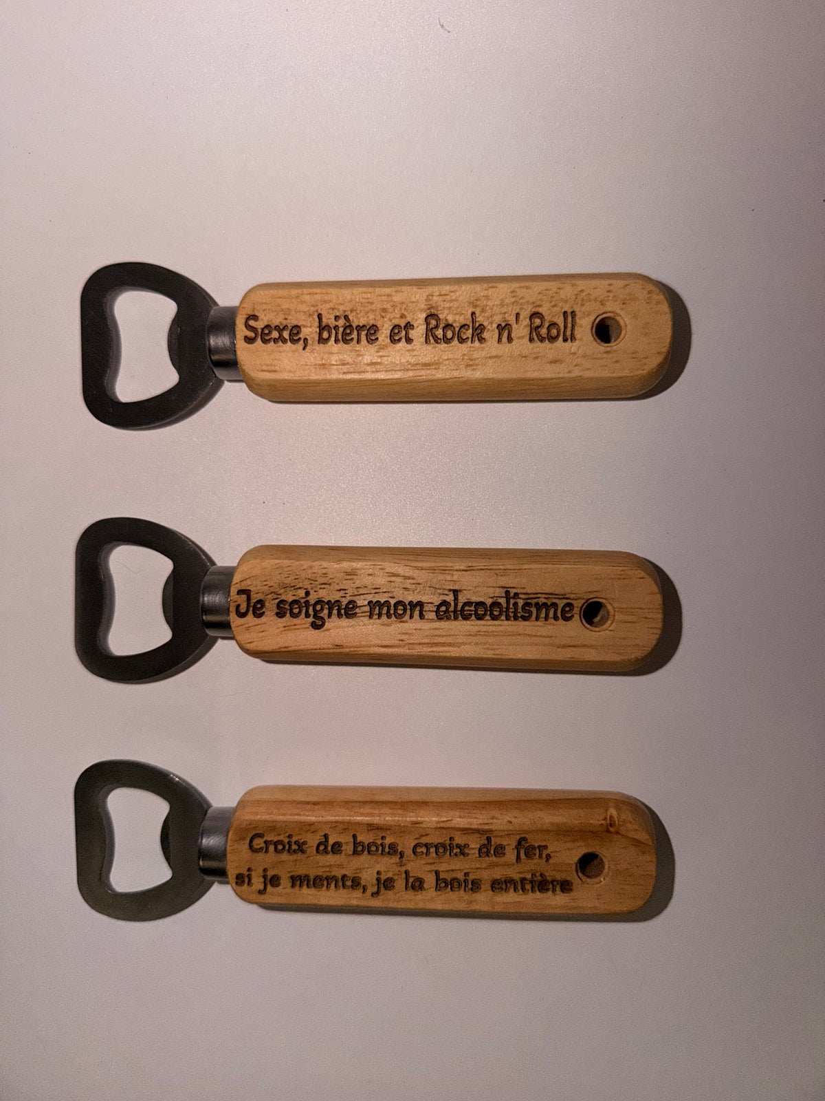 Ouvre-Bouteilles en Bois Gravés – Humour & Convivialité