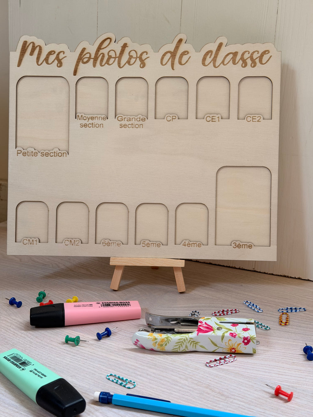 Présentoir en bois "Mes photos de classe" – Souvenir scolaire évolutif