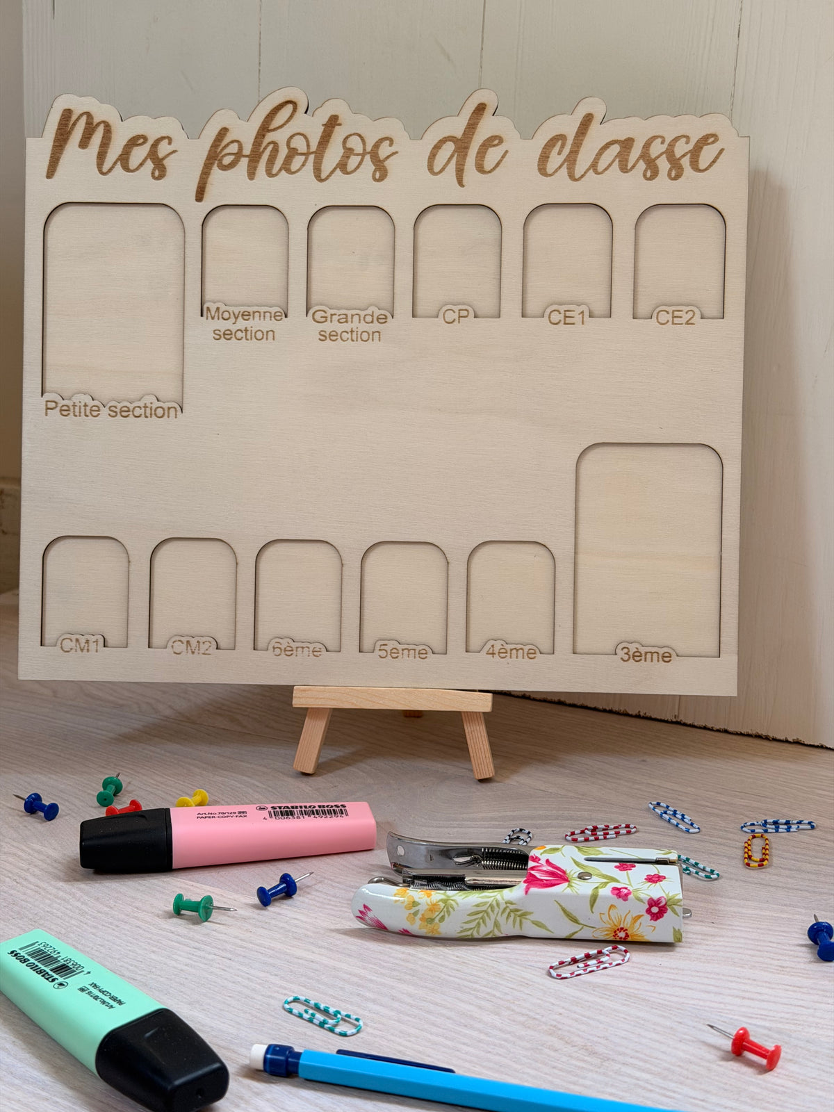 Présentoir en bois "Mes photos de classe" – Souvenir scolaire évolutif