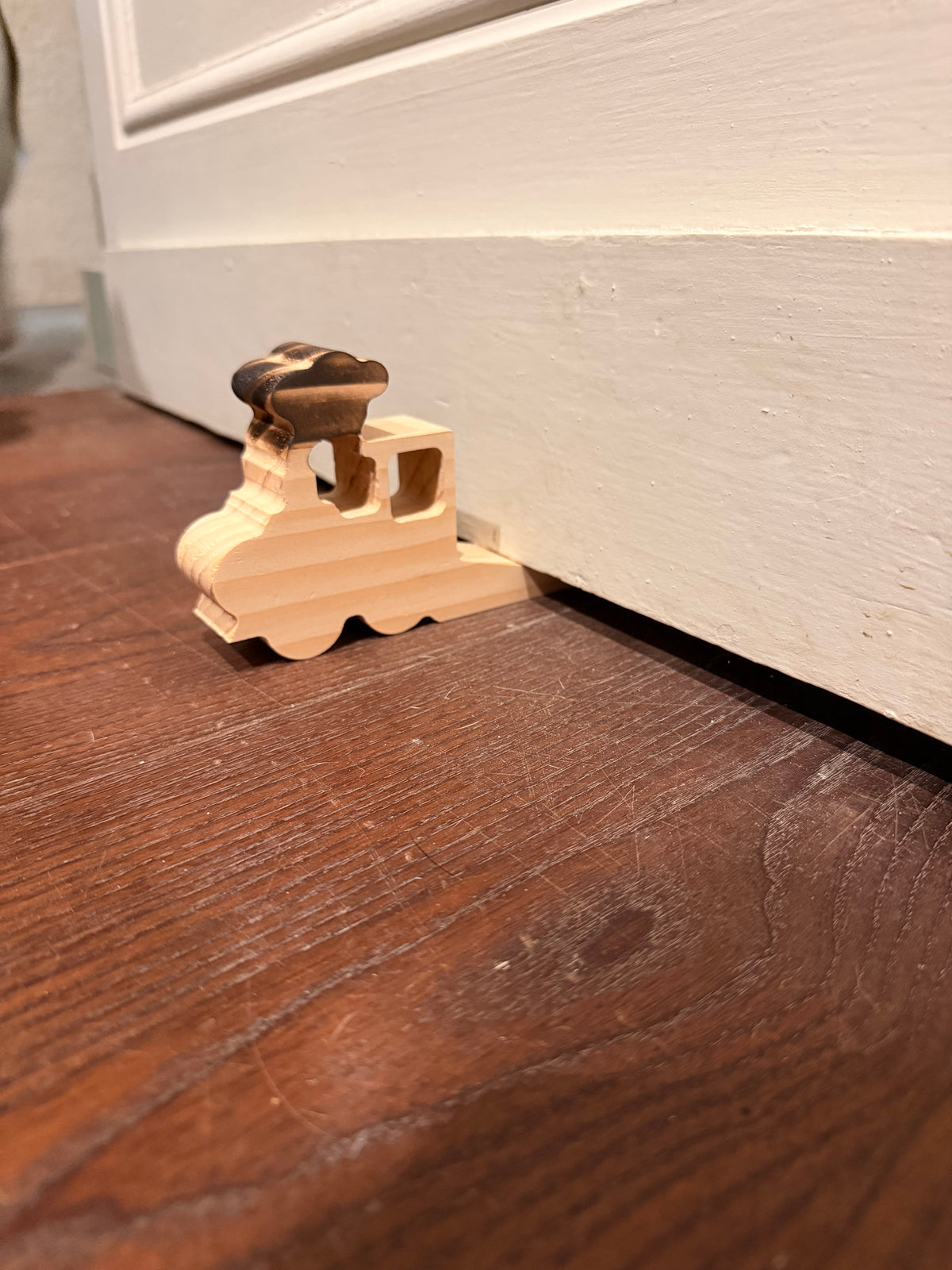 Cale-porte en bois en forme de locomotive, gravée et découpée au laser - L'Atelier du Moulin