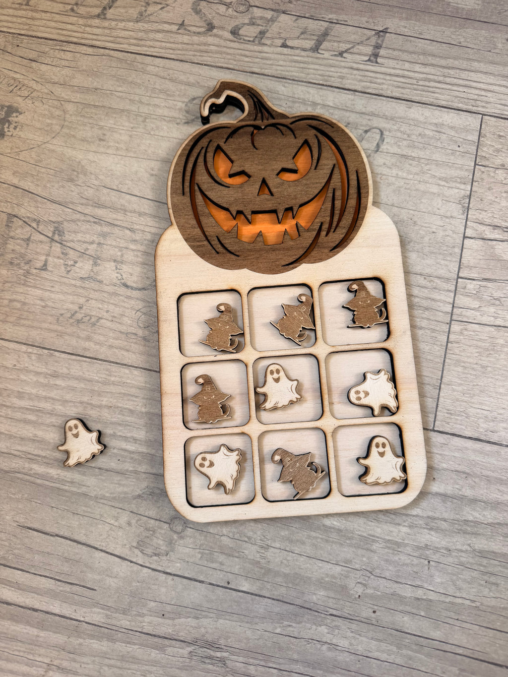Jeu de Morpion Halloween en Bois Citrouille - Plateau et Pions Chat Sorcière & Fantôme Gravés