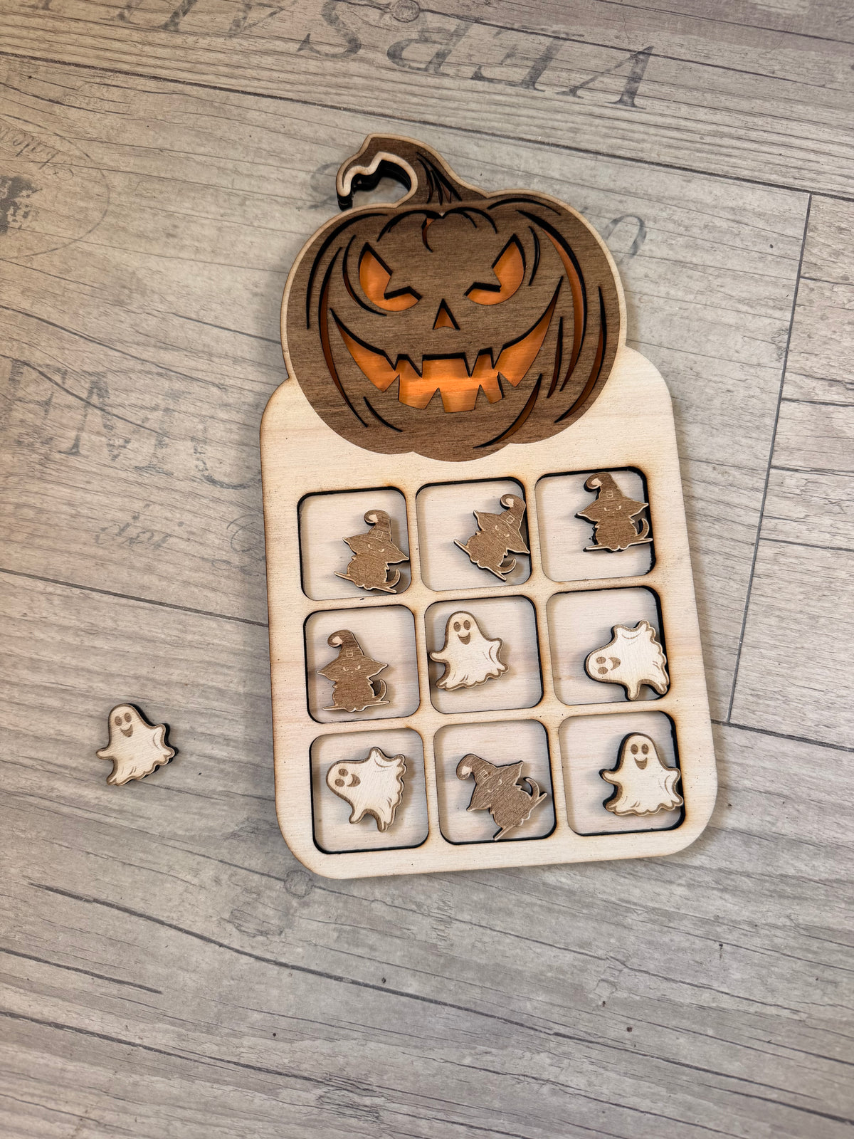 Jeu de Morpion Halloween en Bois Citrouille - Plateau et Pions Chat Sorcière & Fantôme Gravés