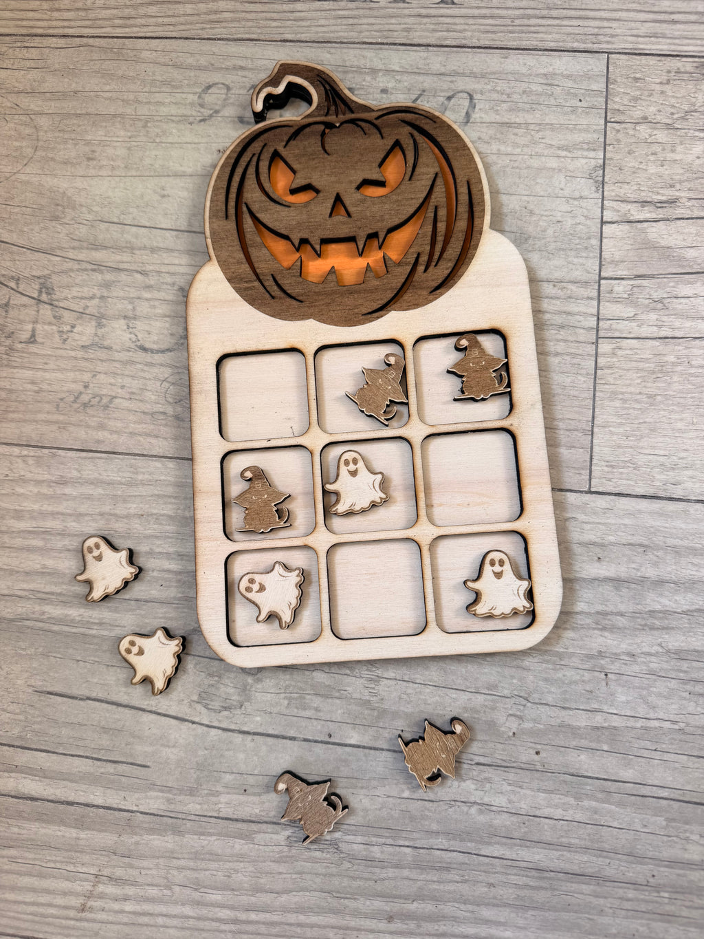 Jeu de Morpion Halloween en Bois Citrouille - Plateau et Pions Chat Sorcière & Fantôme Gravés