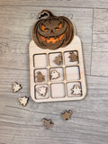 Jeu de Morpion Halloween en Bois Citrouille - Plateau et Pions Chat Sorcière & Fantôme Gravés