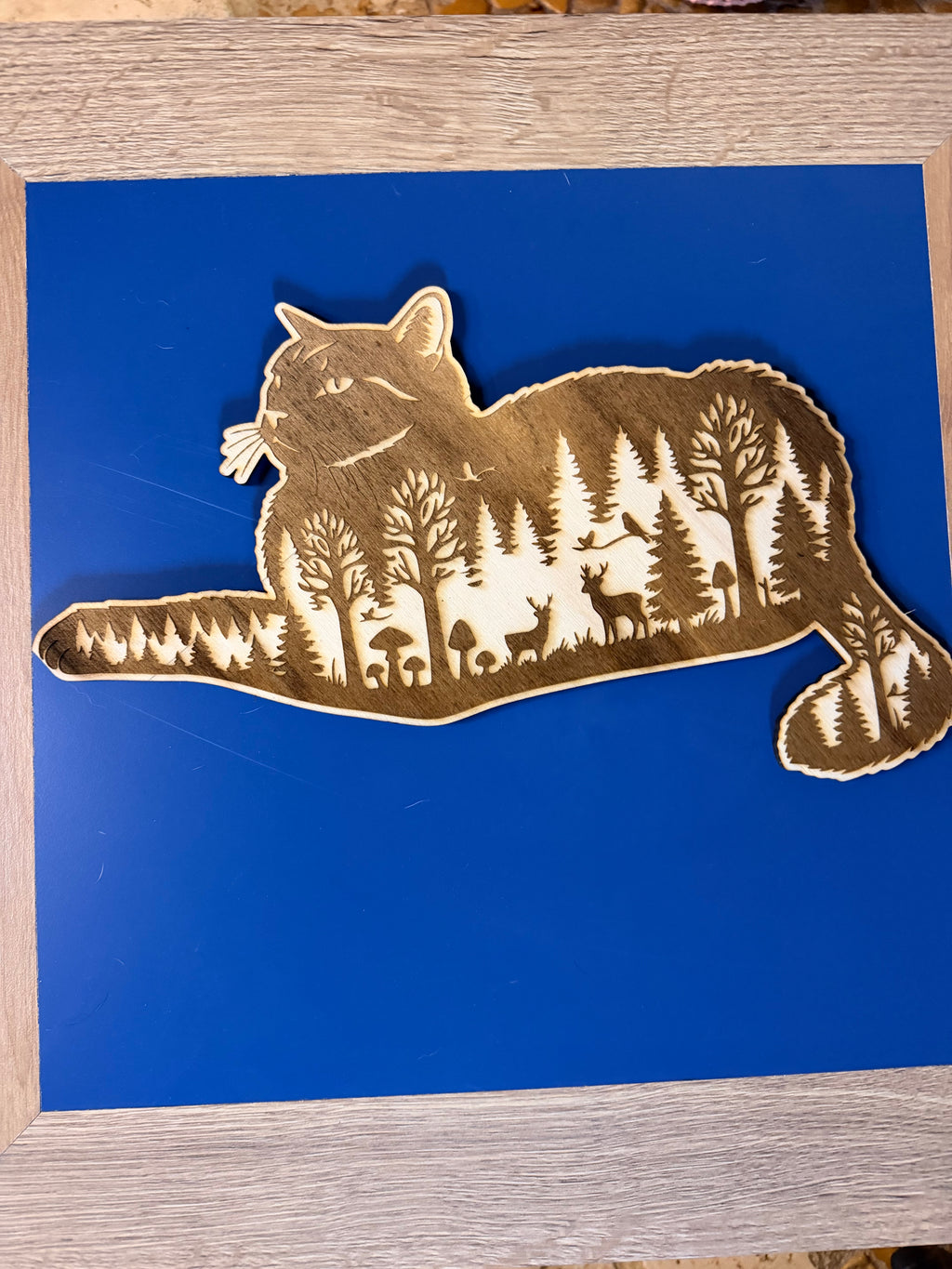 Chat Allongé en Bois de Peuplier Gravé - Décoration Murale Forêt & Cerfs en Double Exposition - Fait Main
