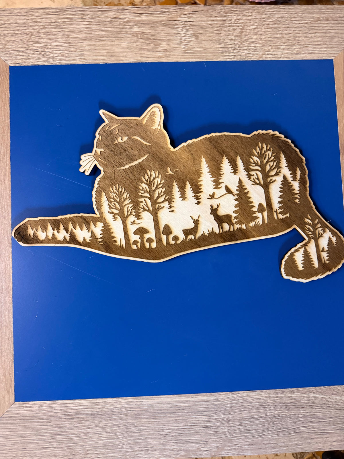 Chat Allongé en Bois de Peuplier Gravé - Décoration Murale Forêt & Cerfs en Double Exposition - Fait Main