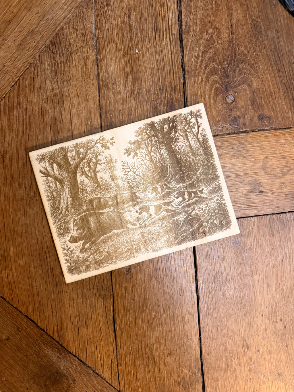 Chasse au Sanglier en Bois de Peuplier Gravé - Plaque Décorative Scène de Vénerie - Fait Main
