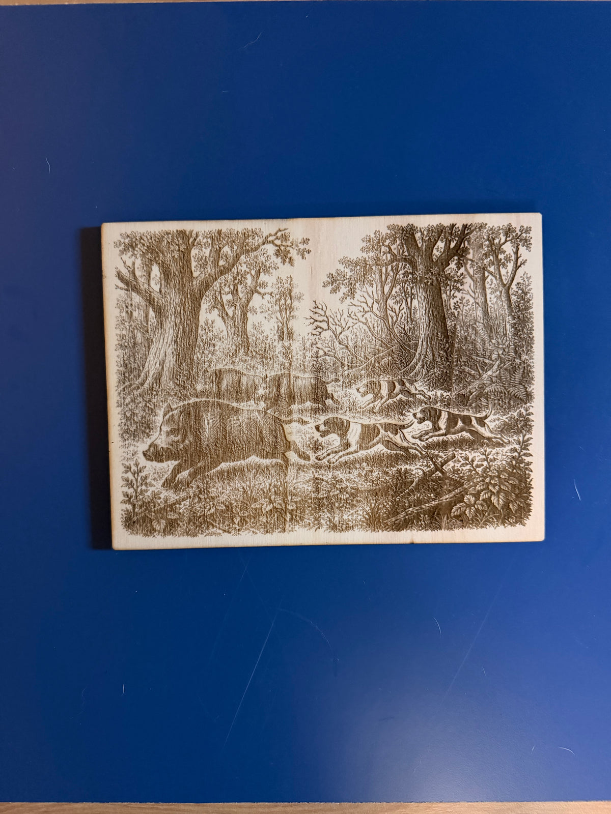 Chasse au Sanglier en Bois de Peuplier Gravé - Plaque Décorative Scène de Vénerie - Fait Main