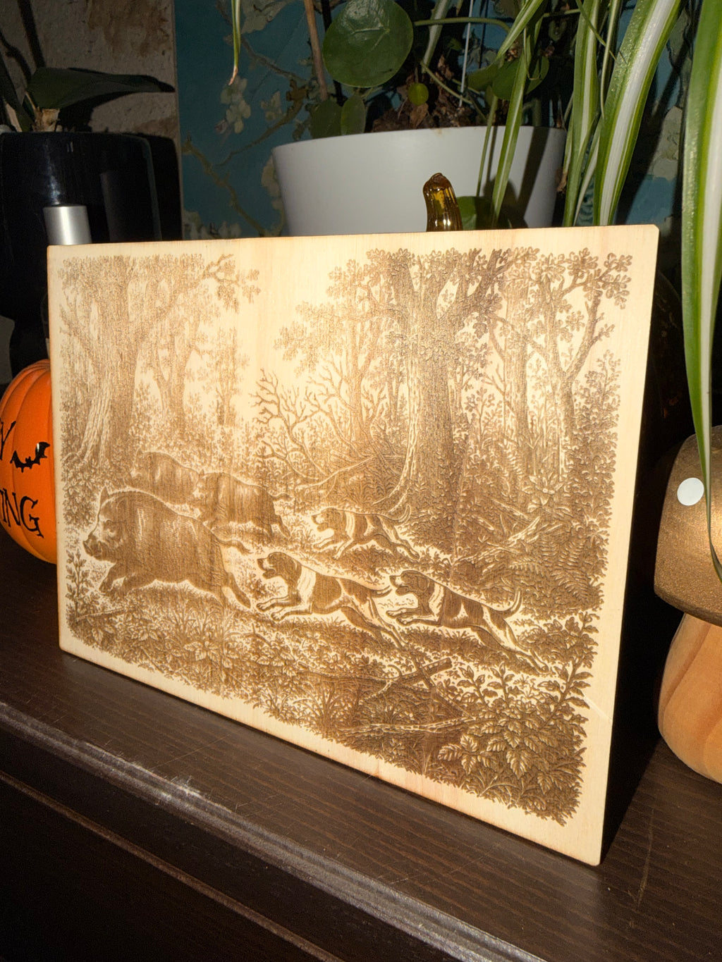 Chasse au Sanglier en Bois de Peuplier Gravé - Plaque Décorative Scène de Vénerie - Fait Main